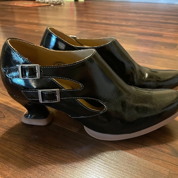 Elegant Black, Patent Leather Fluevog Heels - Picture 4 of 16